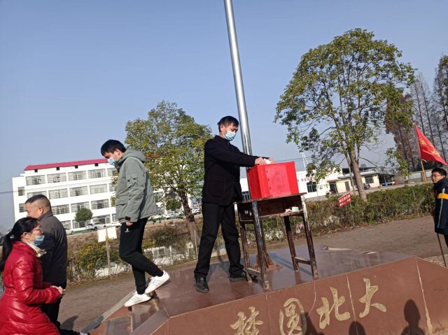沅江市南大膳镇北大学校：车祸无情 人间有爱