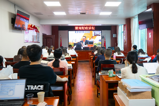 市财政局组织干职工集中观看湖南财政讲坛活动