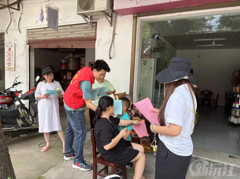 沅江市共华镇开展“6·5”世界环境日普法宣传活动