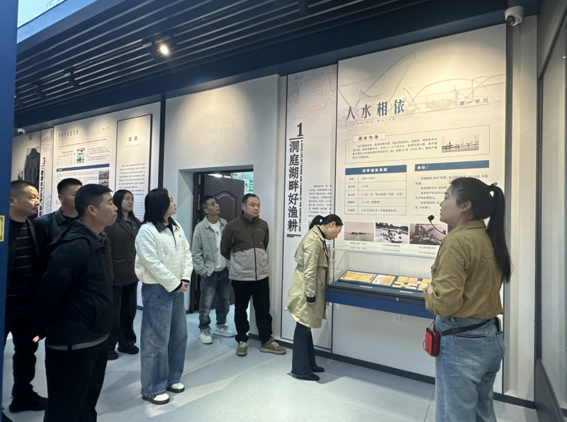 沅江市城管执法局开展“感悟洞庭底蕴 守护一江碧水”主题党日活动